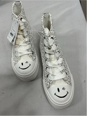 Girls New In Box Joe Boxer High Top Lace Up Smiley Face Sneakers 4 White